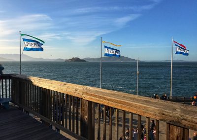 Pier 39, der Touristen-Hot-Spot in SFO. Im Hintergrund: Alcatraz