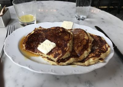 "Let's get this day started!" Mit diesen Worten wurde mir das herzhafte Pancake-Gebirge serviert