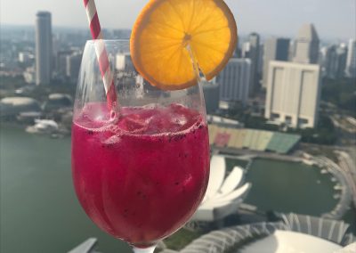 Drachenfrucht Aperoll an Dach des Marina Bay Sands