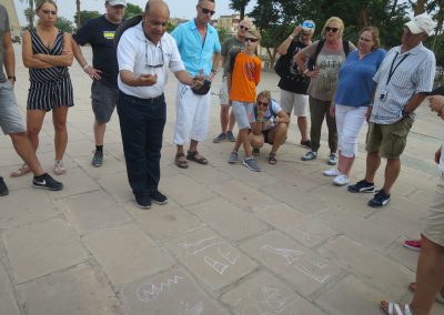 Vor dem Tempel gabs noch Erklärungen in Hieroglyphenkunde