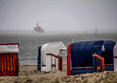 Zieht der Leuchtturm Roter Sand vor Bremerhaven bald um? - buten